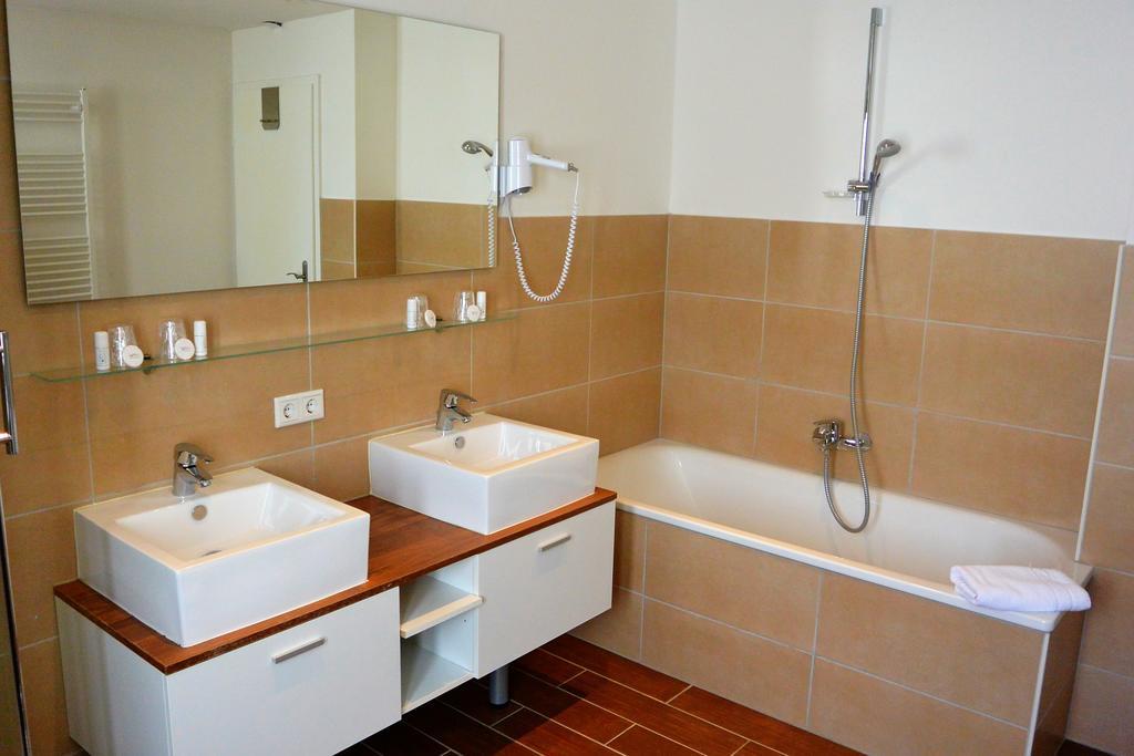 Hotel Schlee Hohenschäftlarn Екстериор снимка